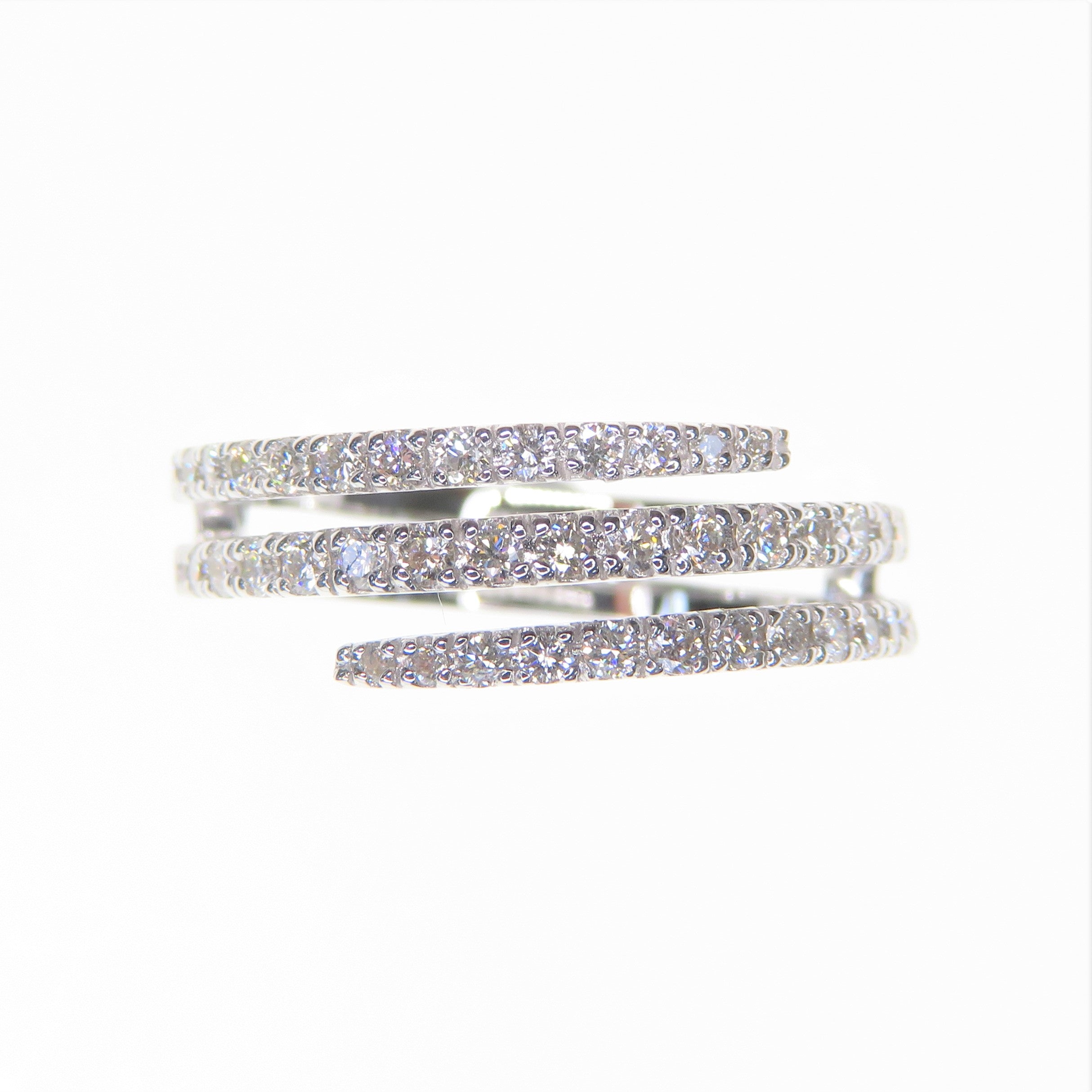 Anillo de diamantes en espiral