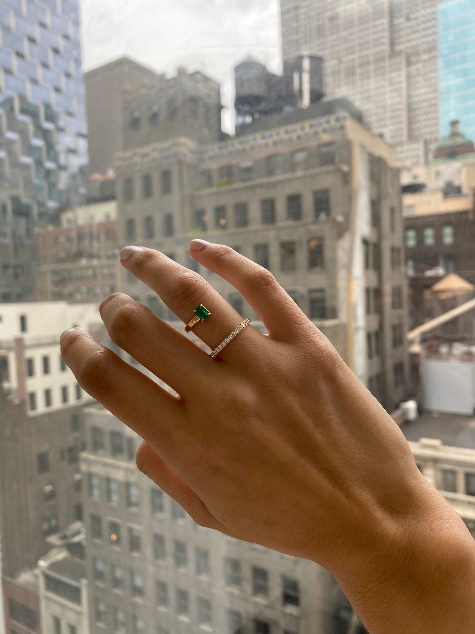 Anillo Julia con diamantes y esmeralda