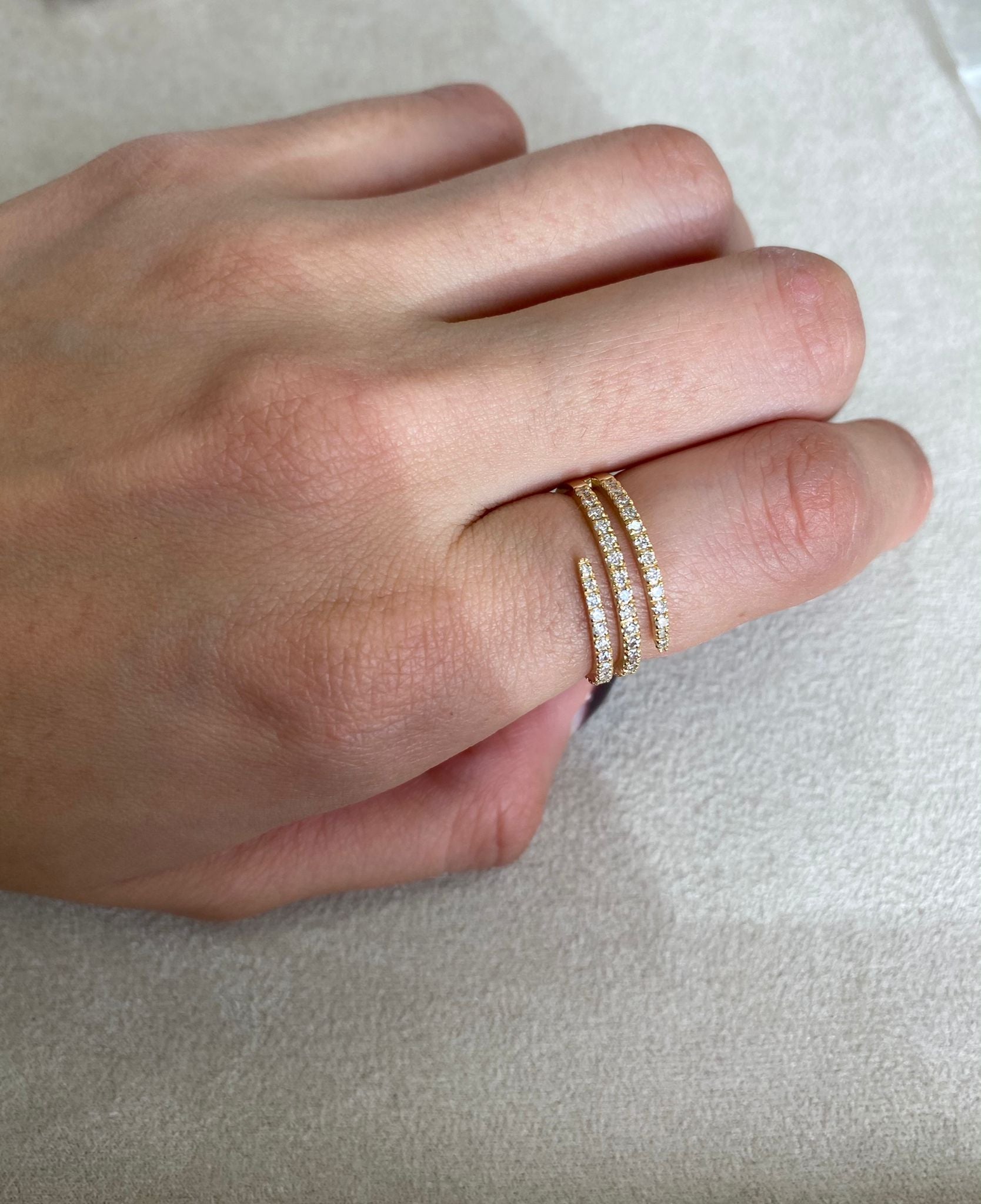 Anillo de diamantes en espiral